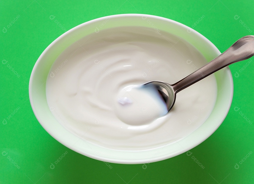 Iogurte em uma tigela no fundo verde