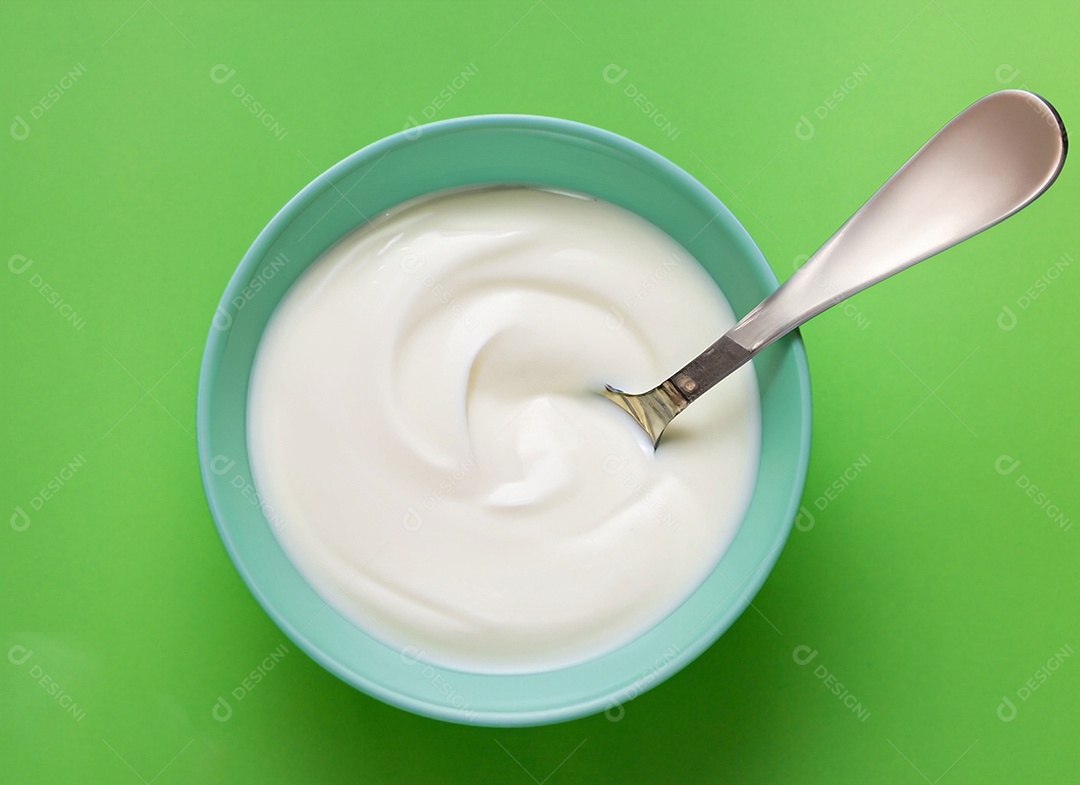 Iogurte em uma tigela no fundo verde