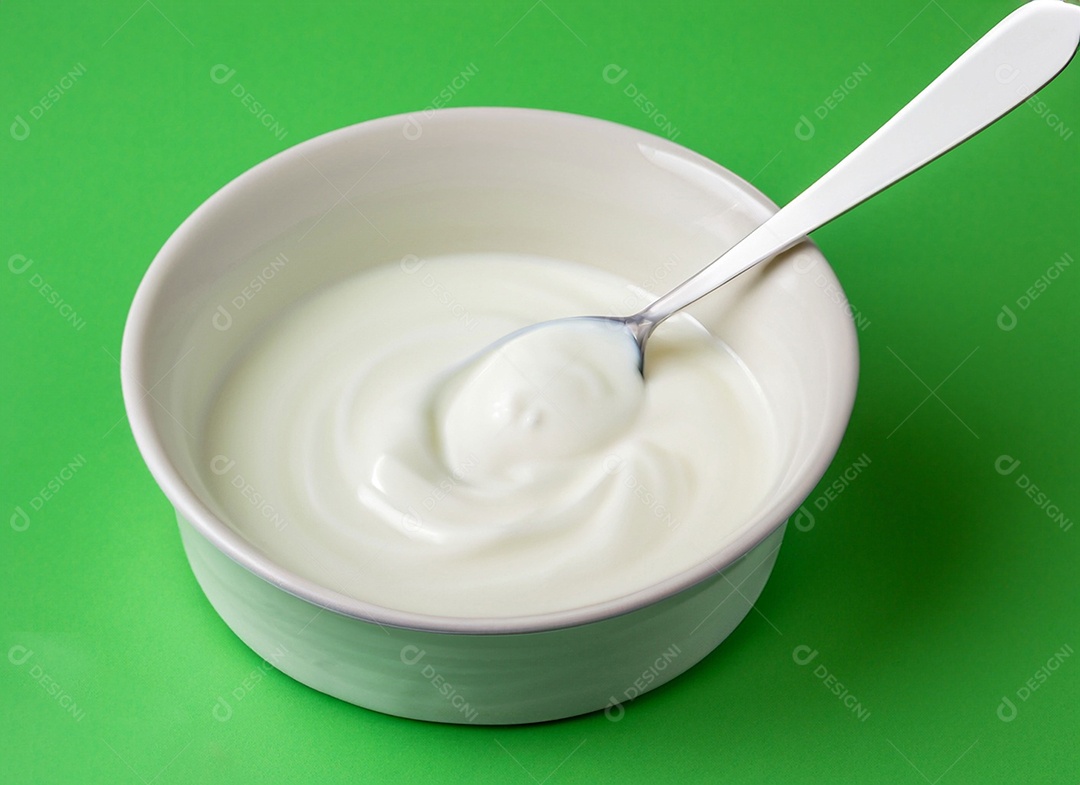 Iogurte em uma tigela no fundo verde