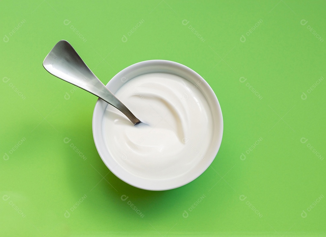 Iogurte em uma tigela no fundo verde