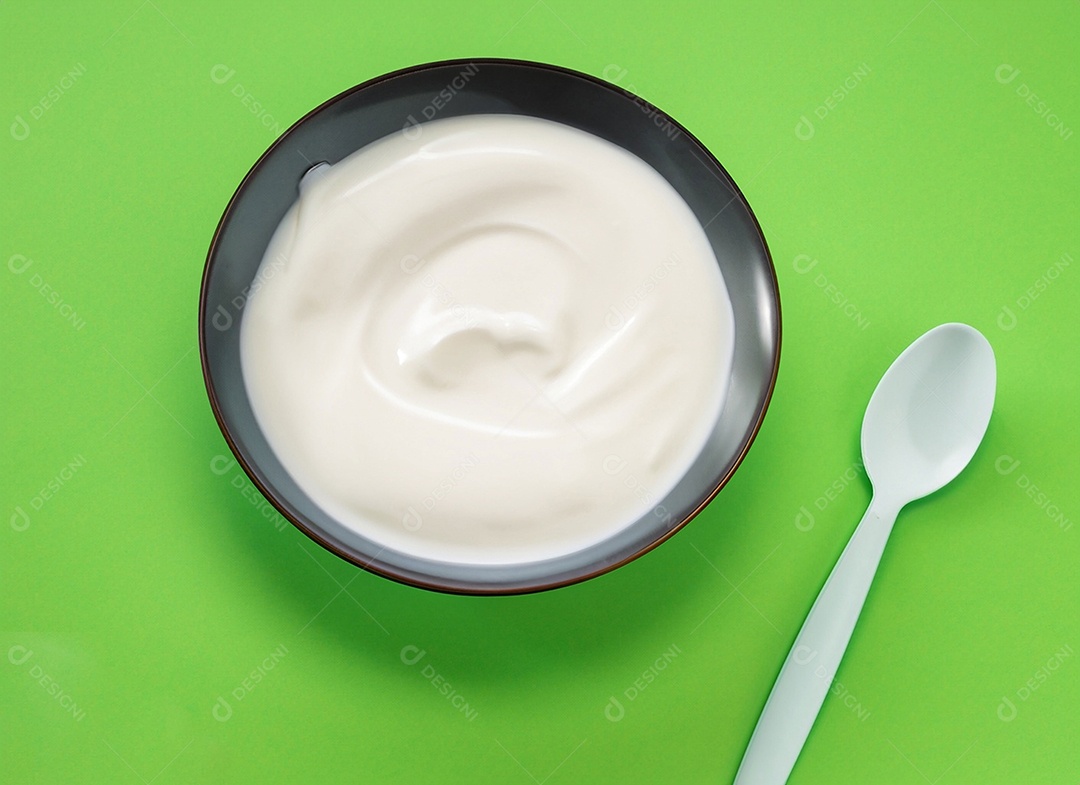 Iogurte em uma tigela no fundo verde