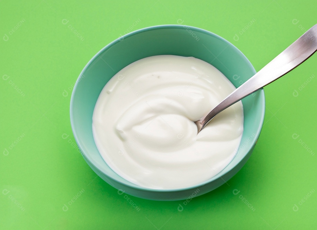 Iogurte em uma tigela no fundo verde