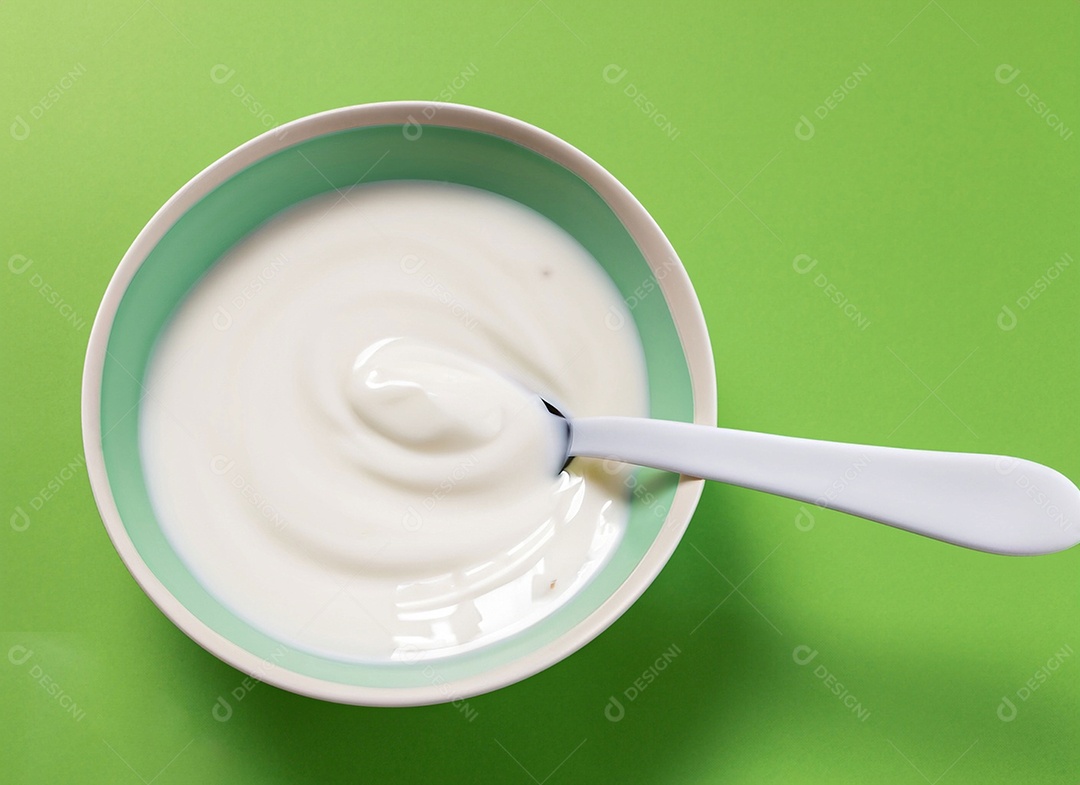 Iogurte em uma tigela no fundo verde