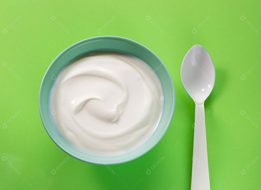 Iogurte em uma tigela no fundo verde
