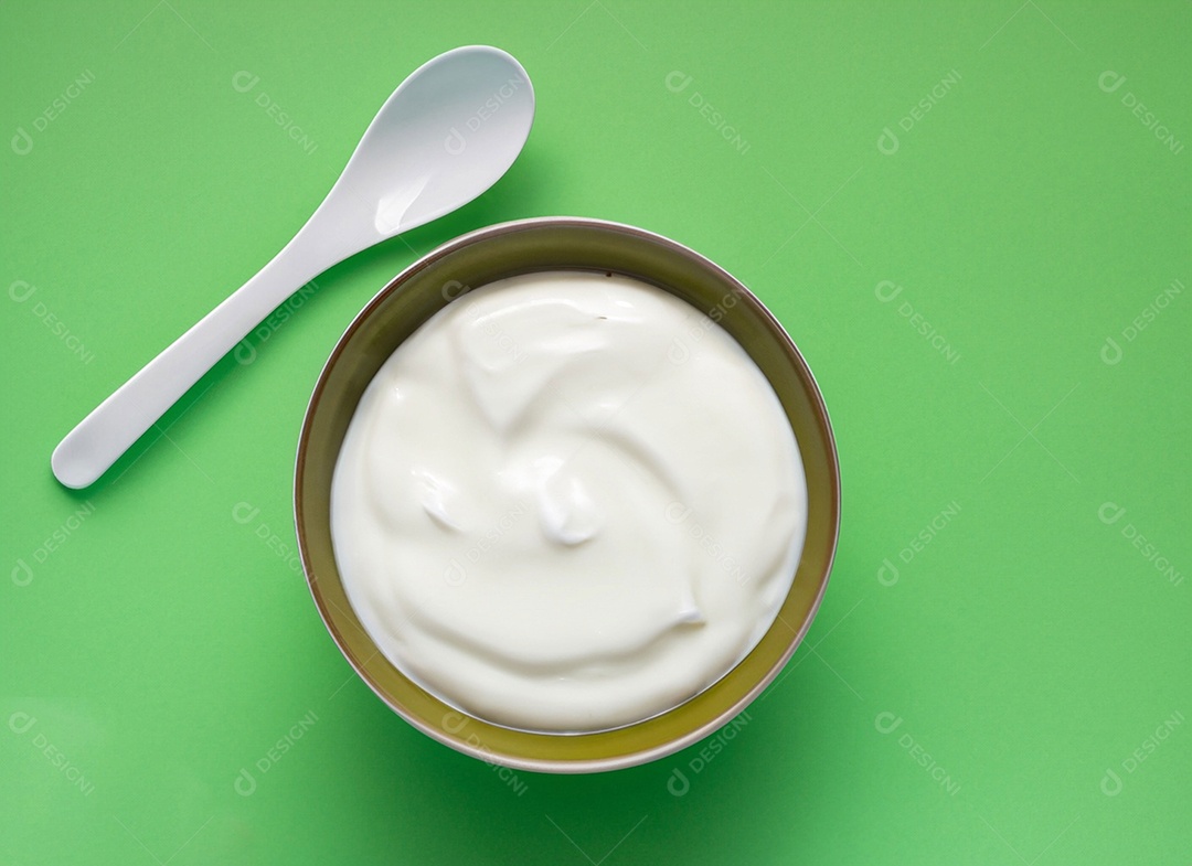Iogurte em uma tigela no fundo verde