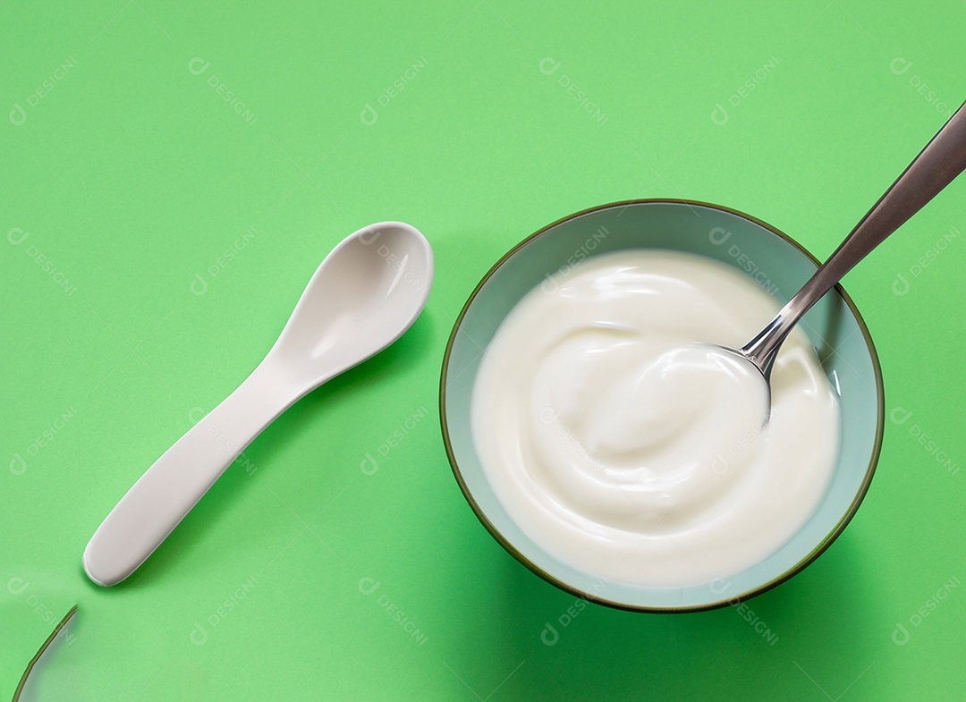 Iogurte em uma tigela no fundo verde
