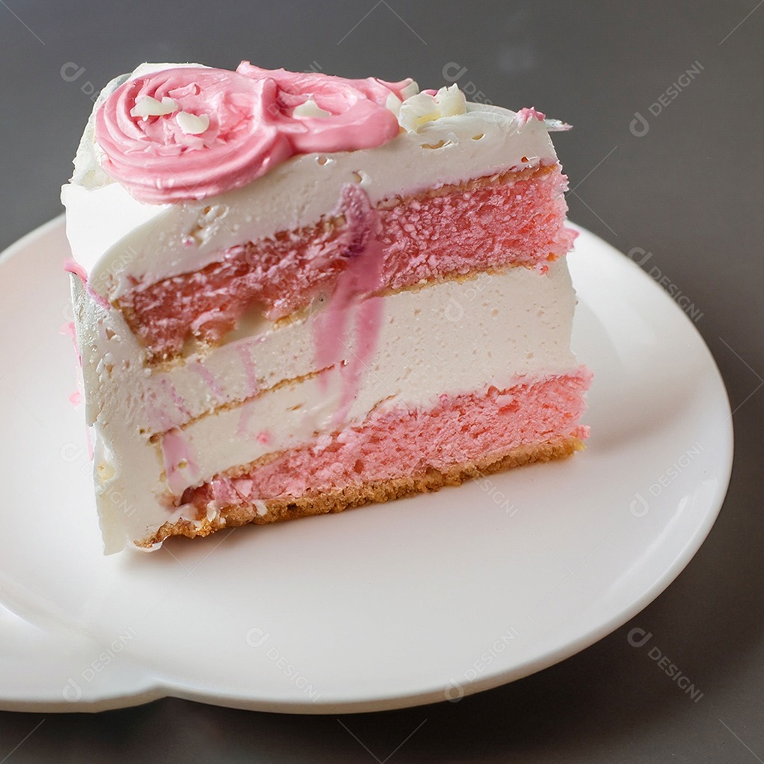 Fatia de bolo de creme rosa fresco decorada com granulado em prato branco