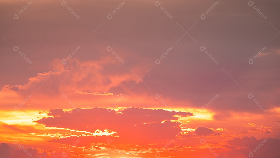 Lindas e luxuosas nuvens de ouro laranja com gradiente suave e luz solar no céu azul perfeito para o fundo