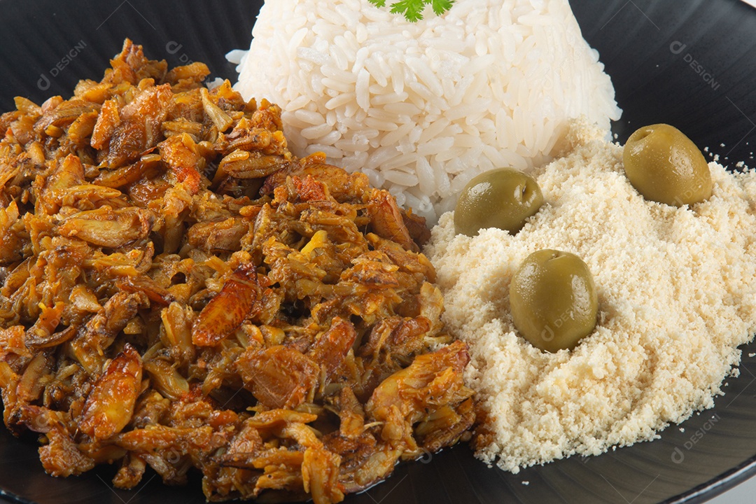 Detalhe Prato de comida com crustáceo. Catato de caranguejo, arroz e farofa.