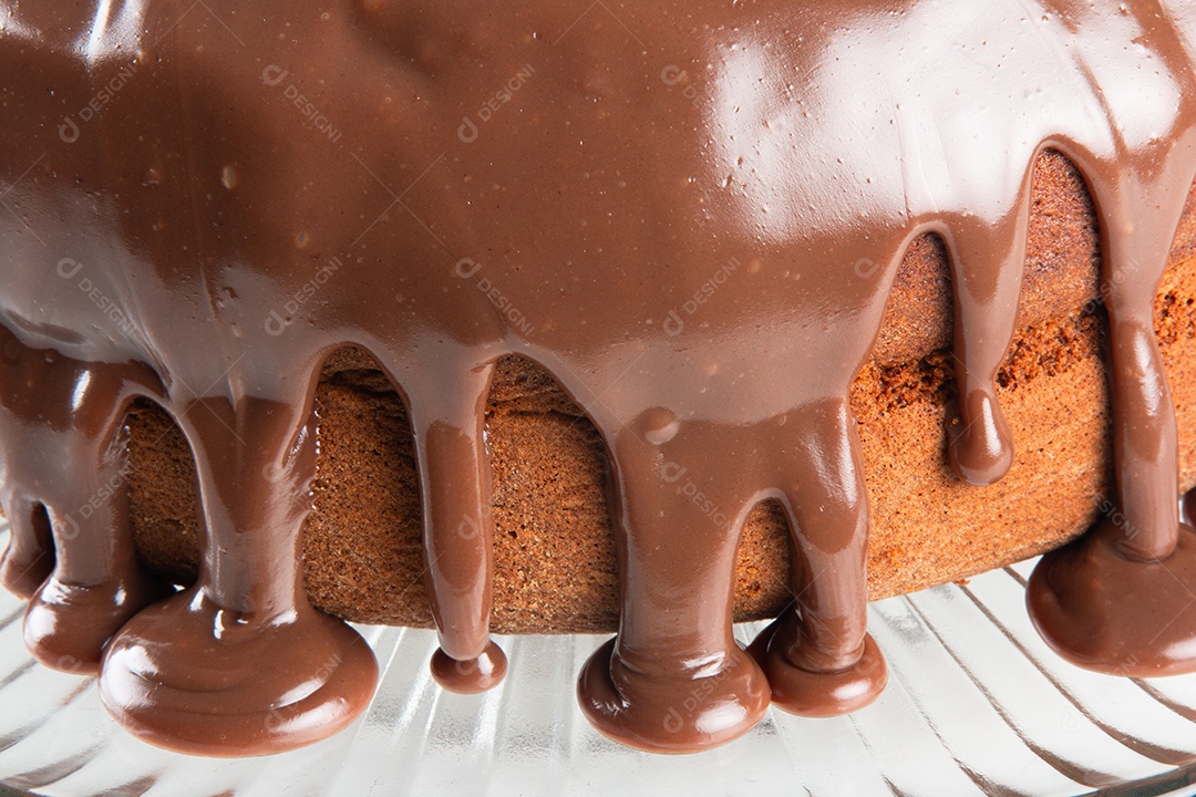 Detalhe de bolo de chocolate caseiro com cobertura.