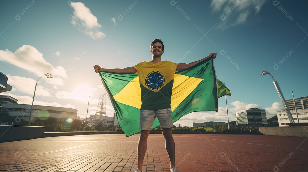 Um jovem bonito sorrindo de corpo inteiro com uma bandeira brasileira no dia da independência do Brasil