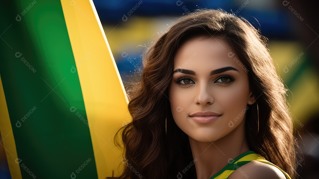 Uma bela jovem sorrindo abraçando uma bandeira brasileira no Dia da Independência do Brasil