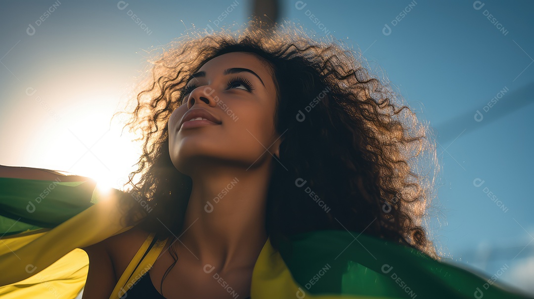 Uma bela jovem sorrindo abraçando uma bandeira brasileira no Dia da Independência do Brasil