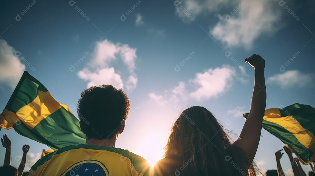 Lindo casal de costas para a câmera com uma bandeira do Brasil no Dia da Independência do Brasil