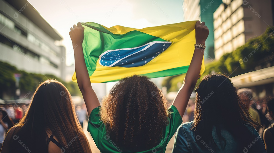 Uma bela jovem sorrindo abraçando uma bandeira brasileira no Dia da Independência do Brasil