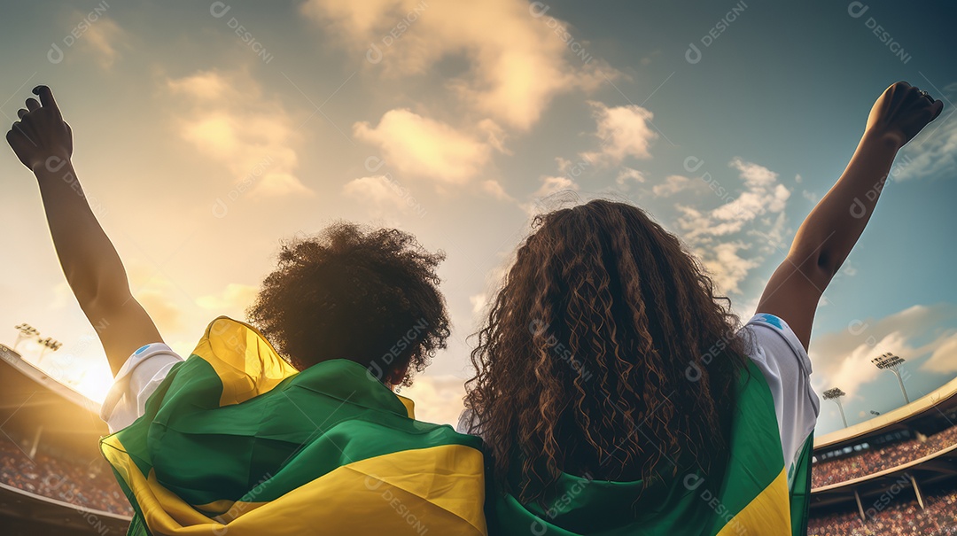 Lindo casal de costas para a câmera com uma bandeira do Brasil no Dia da Independência do Brasil