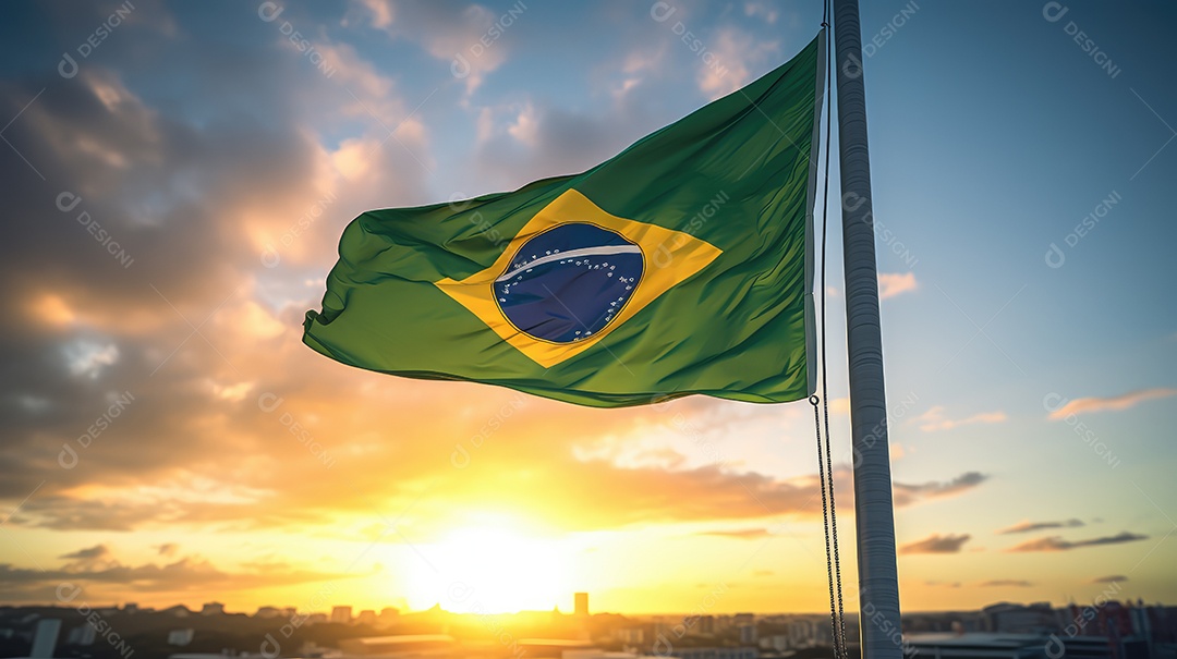 Bandeira do Brasil voando em um mastro contra um céu pôr do sol, Dia da Independência do Brasil