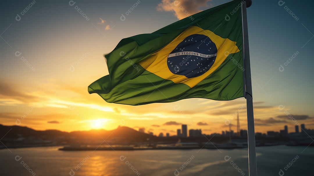 Bandeira do Brasil voando em um mastro contra um céu pôr do sol, Dia da Independência do Brasil