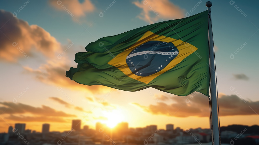 Bandeira do Brasil voando em um mastro contra um céu pôr do sol, Dia da Independência do Brasil