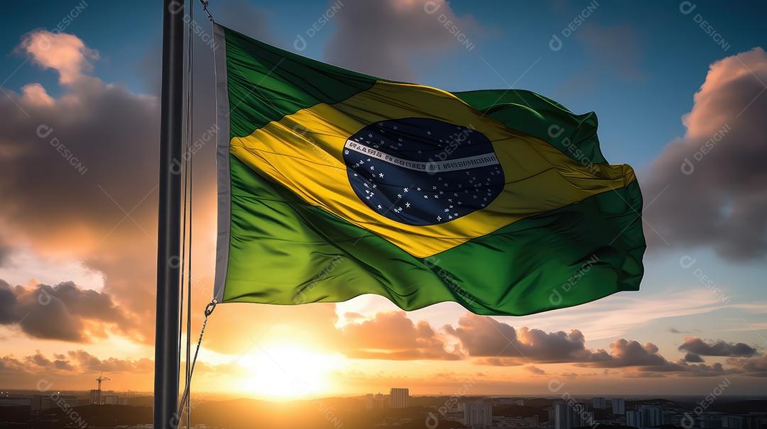 Bandeira do Brasil voando em um mastro contra um céu pôr do sol, Dia da Independência do Brasil
