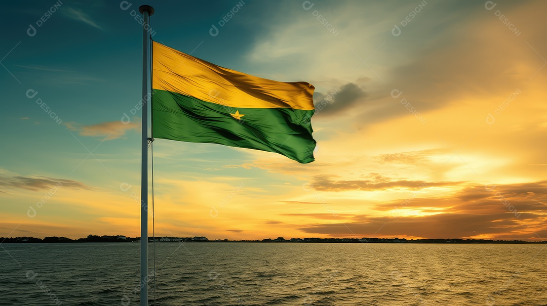 Bandeira do Brasil voando em um mastro contra um céu pôr do sol, Dia da Independência do Brasil