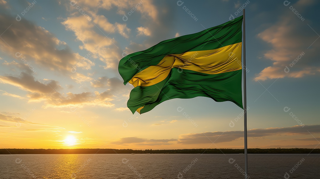 Bandeira do Brasil voando em um mastro contra um céu pôr do sol, Dia da Independência do Brasil
