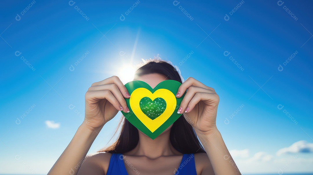 Mãos em forma de coração com a bandeira do Brasil no céu azul, Dia da Independência do Brasil