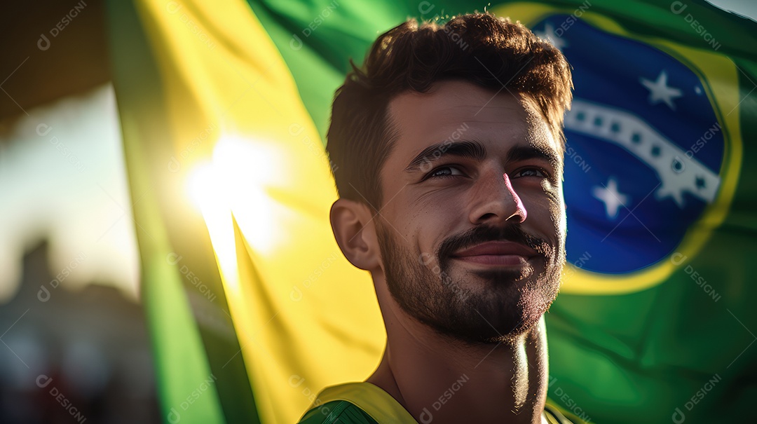 Um homem sorrindo para a câmera com uma bandeira do Brasil no Dia da Independência do Brasil