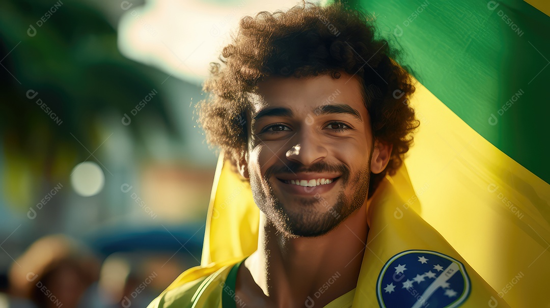 Um homem sorrindo para a câmera com uma bandeira do Brasil no Dia da Independência do Brasil