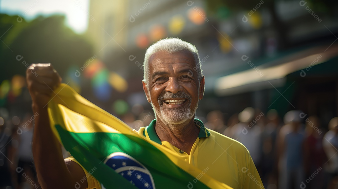 Um homem sorrindo para a câmera com uma bandeira do Brasil no Dia da Independência do Brasil