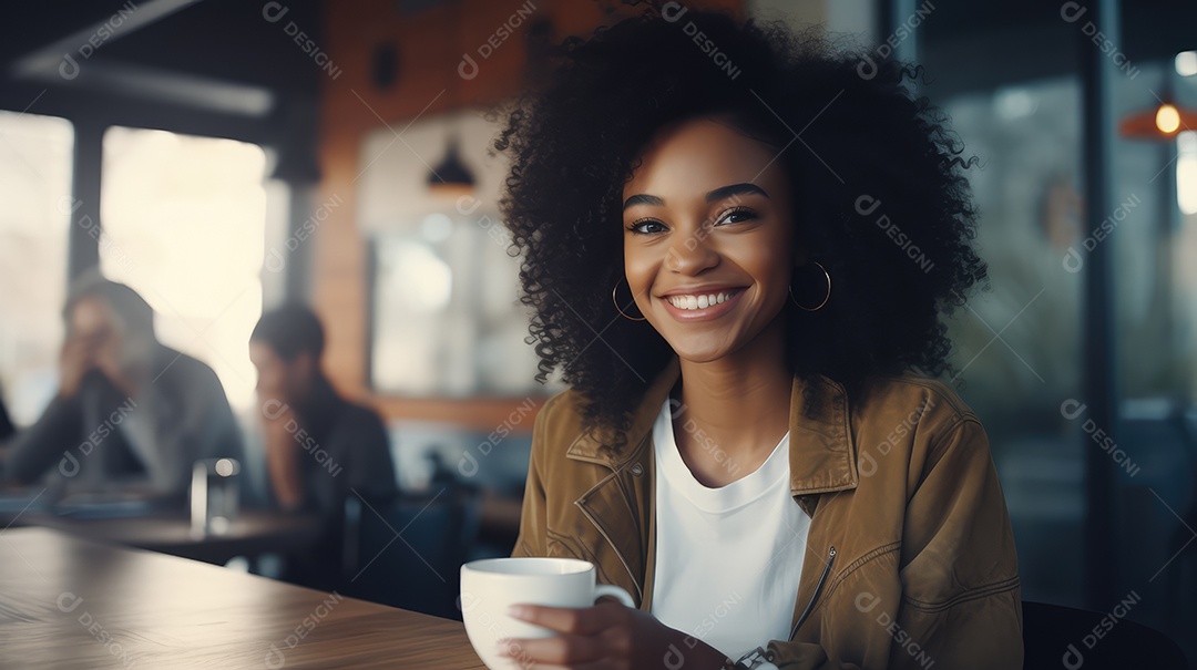 Uma bela jovem asiática sorrindo segurando uma xícara tomando um café em uma cafeteria