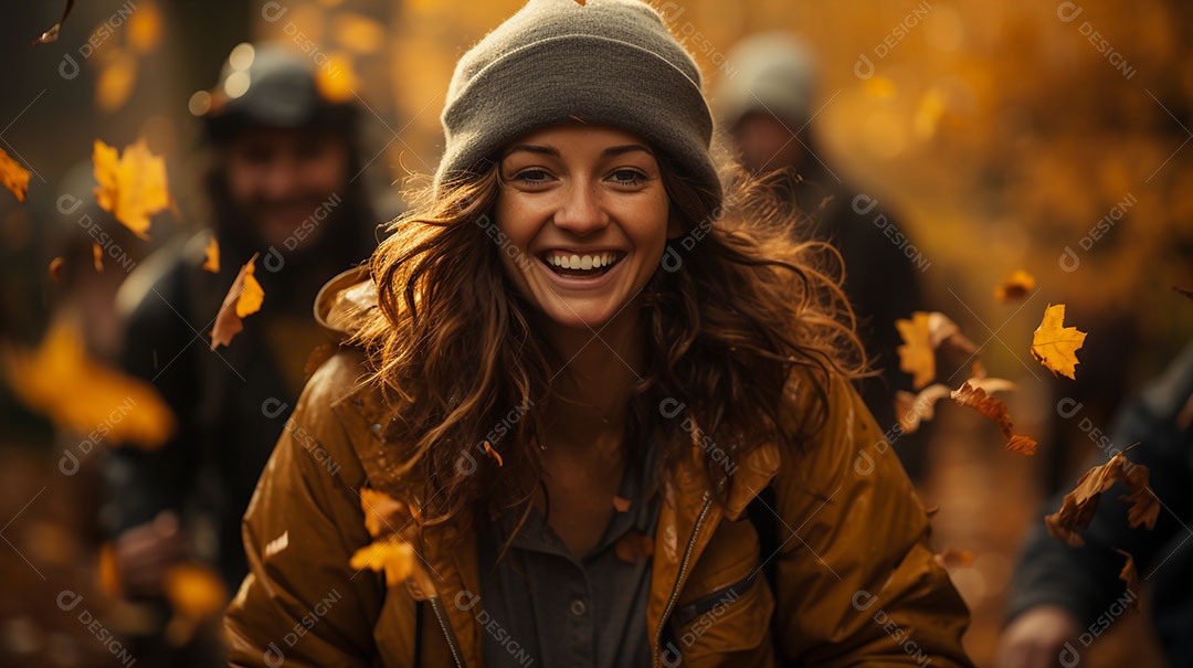 Retrato de mulher e amigos em um parque durante o outono ou outono.