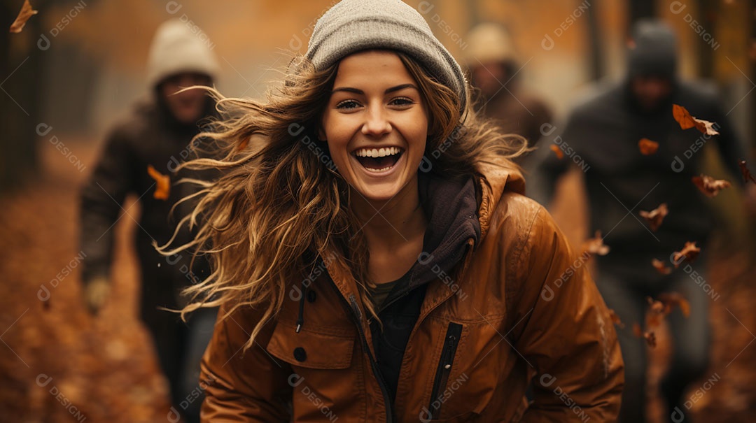 Retrato de mulher e amigos em um parque durante o outono.
