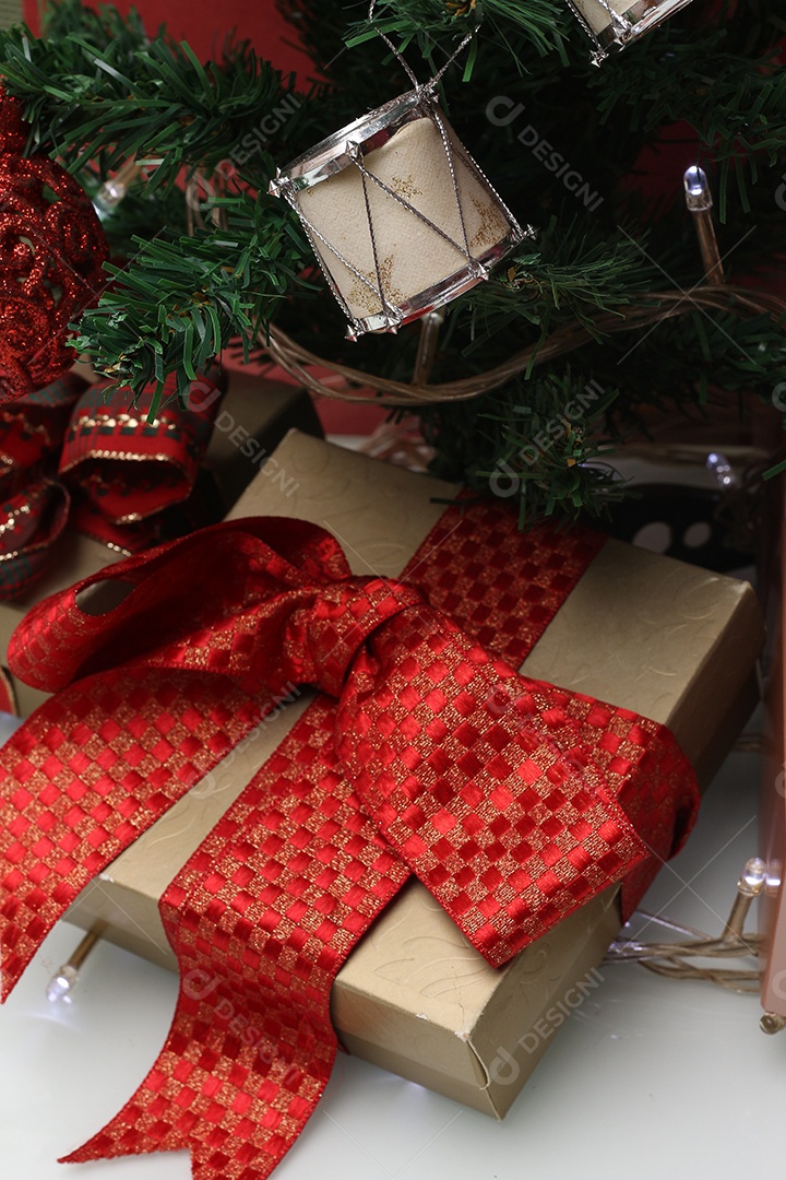 Árvore de natal com enfeites natalinos