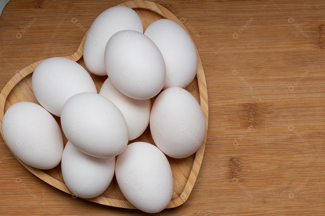 Bandeja de coração rústica com ovos dentro