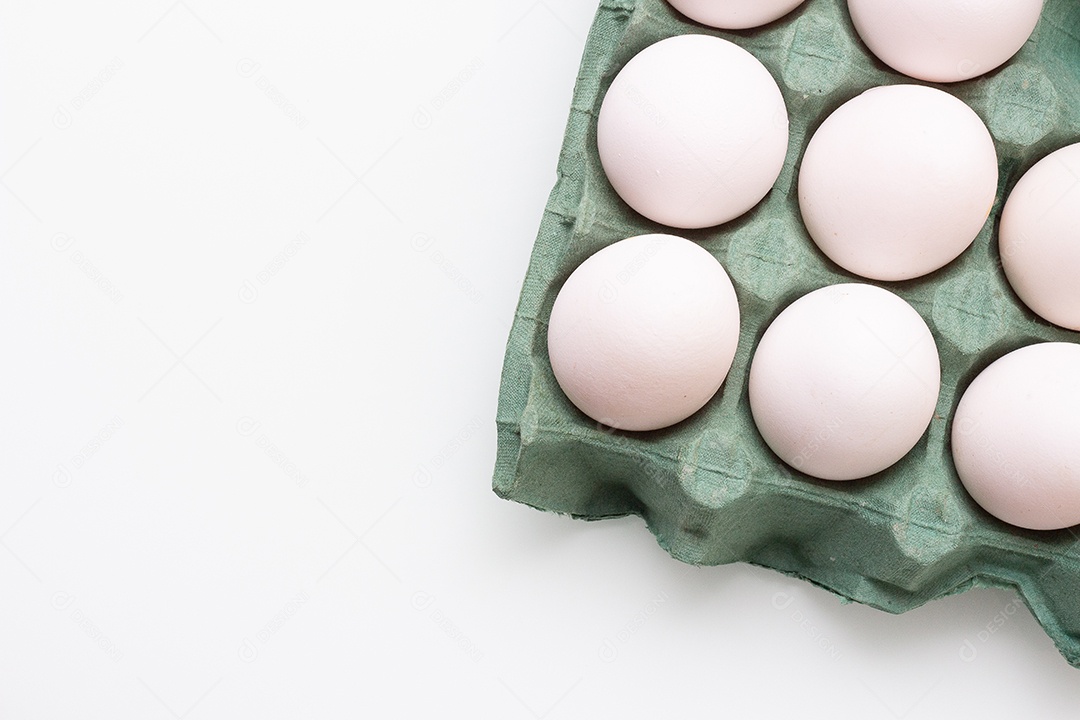 Caixa de papelão com ovos brancos dentro
