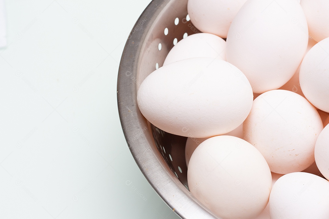 Tigela com ovos brancos dentro