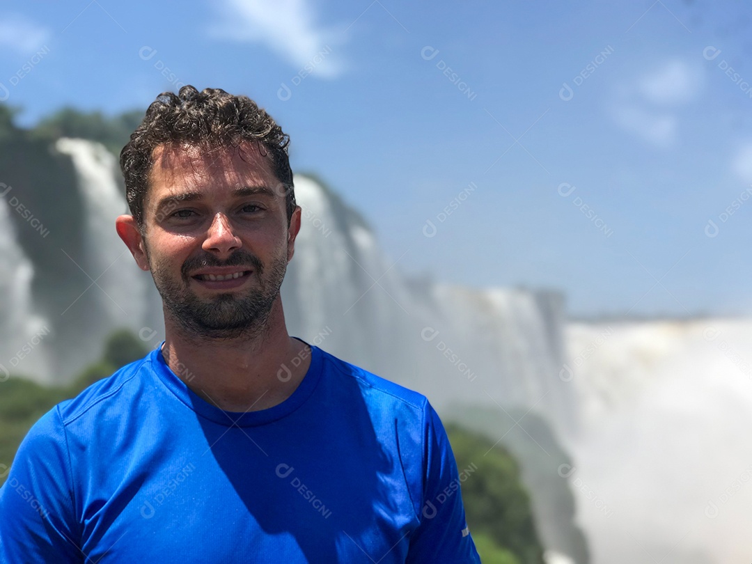 Homem jovem turista.