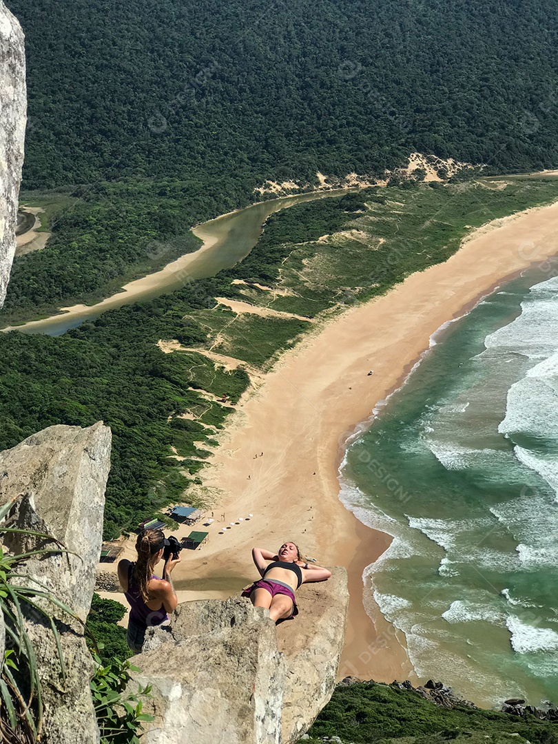 Linda paisagem turistas.