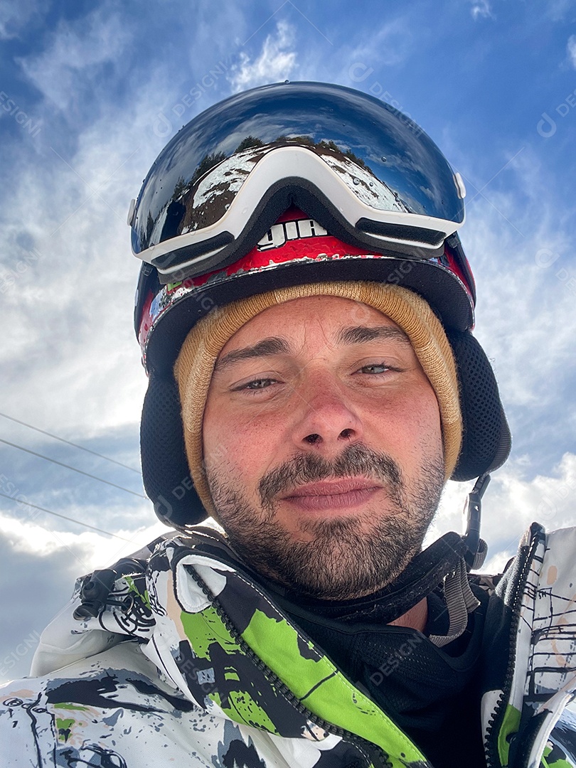 Homem jovem viajando turistica.