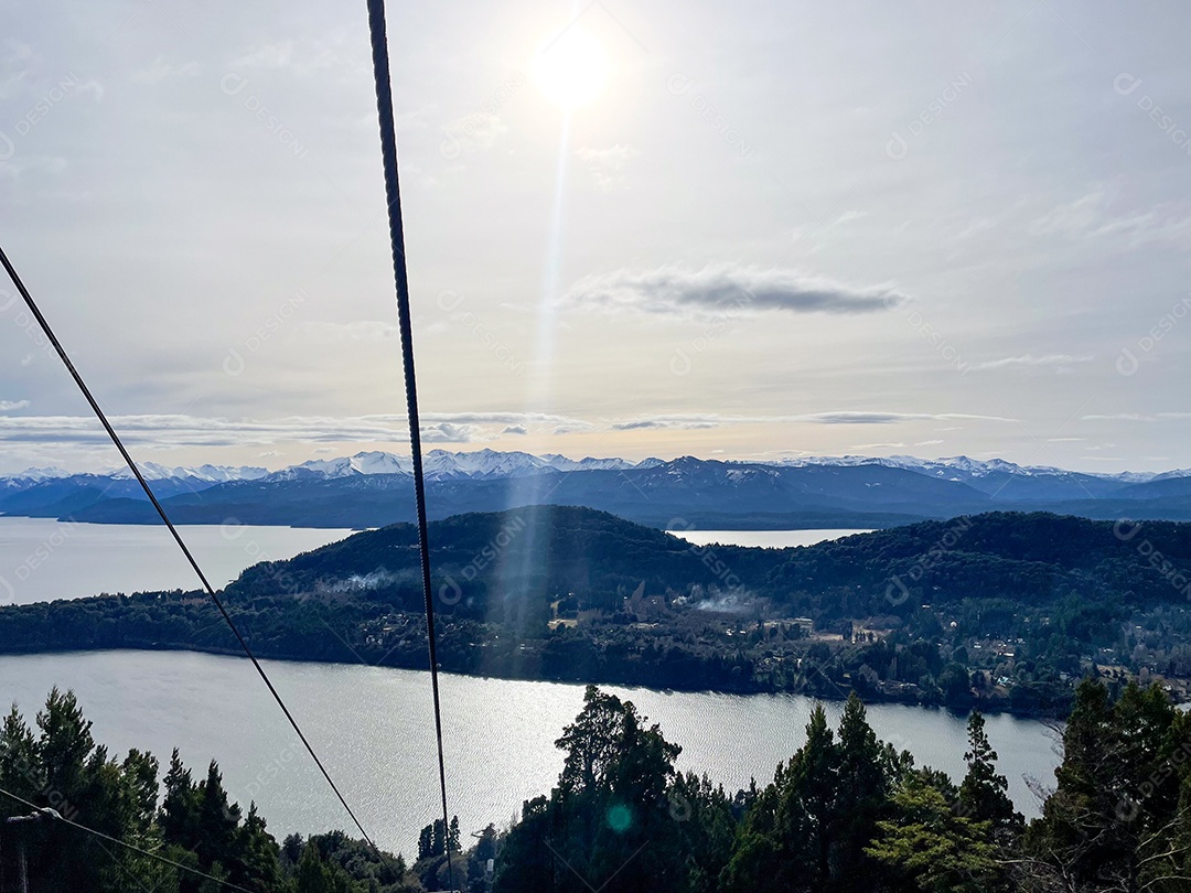 Vista linda de montanhas e mar.