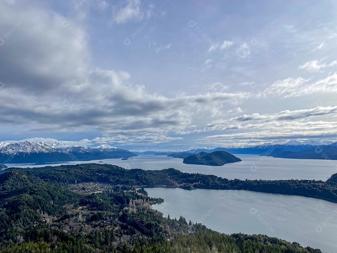 Uma bela vista aérea de mar e montanhas.