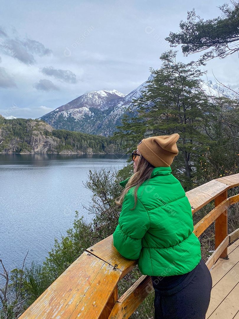 Linda mulher estilosa curtindo frio do chilé.