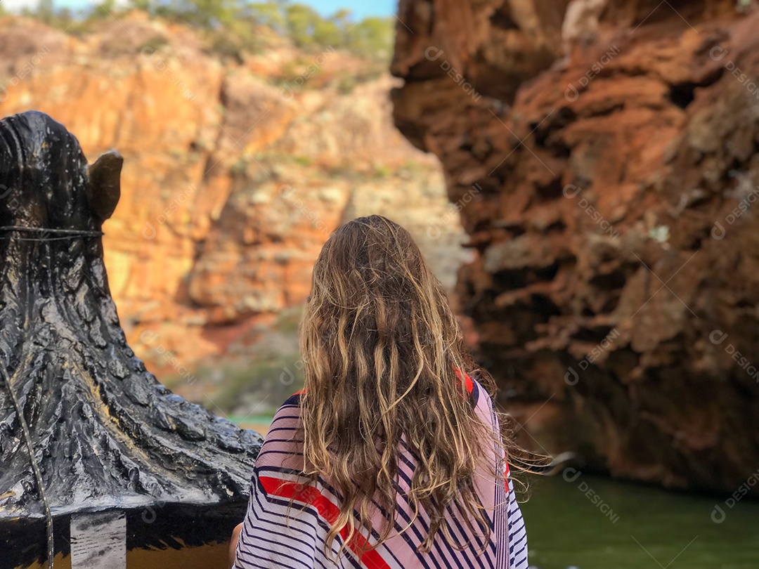 Uma garota admirando a paisagem.