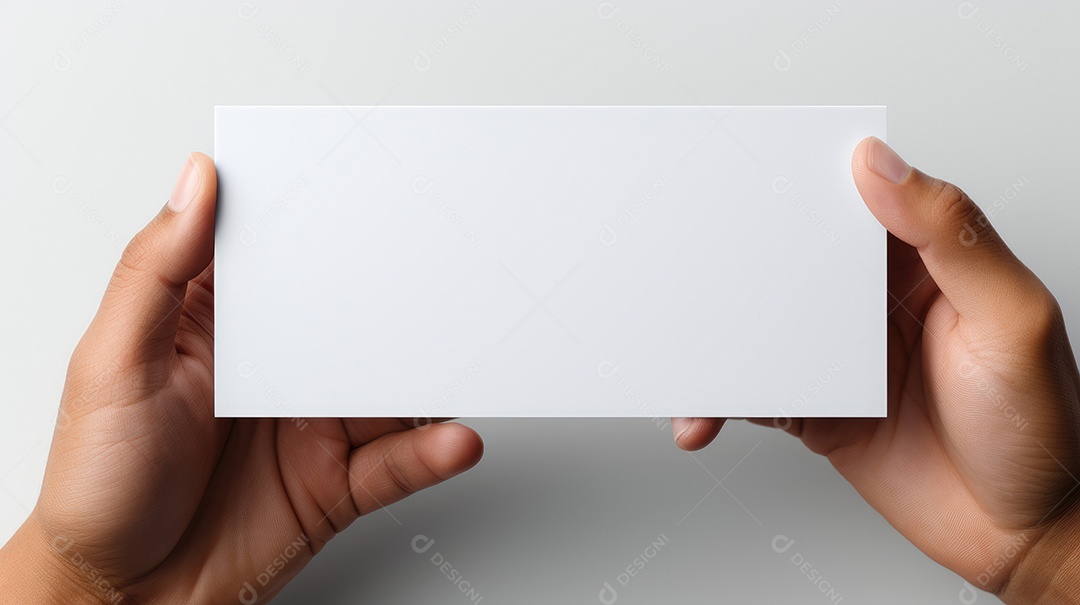 Mãos de pessoa segurando papel branco.