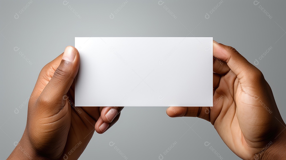 Mãos de pessoa segurando papel branco.