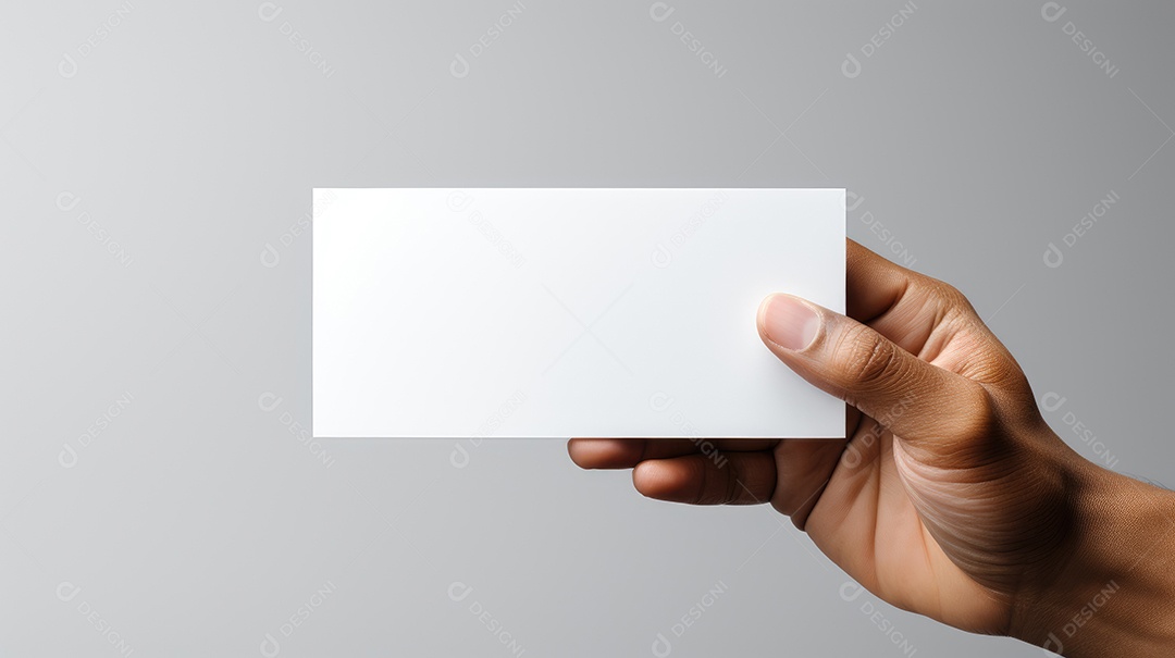 Mãos de pessoa segurando papel branco.