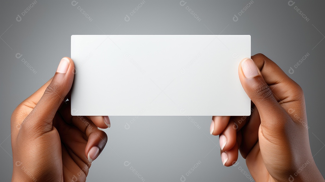Mãos de pessoa segurando papel branco.