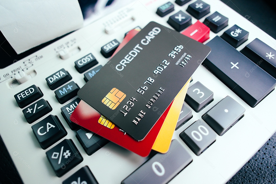 Cartões de crédito sobre uma calculadora