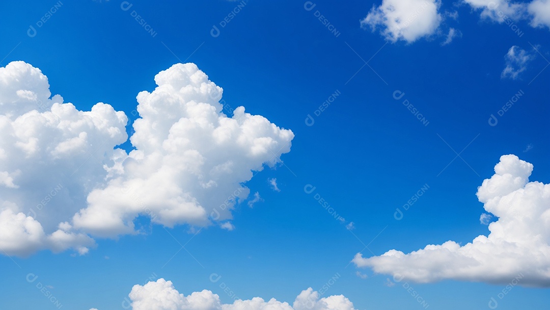 Nuvens brancas em céu azulado perfeito